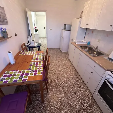 Dimos Nr 2 شقة Likoporiá